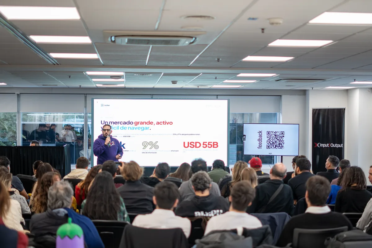 Founder presentando su pitch en un evento de WIP Club.