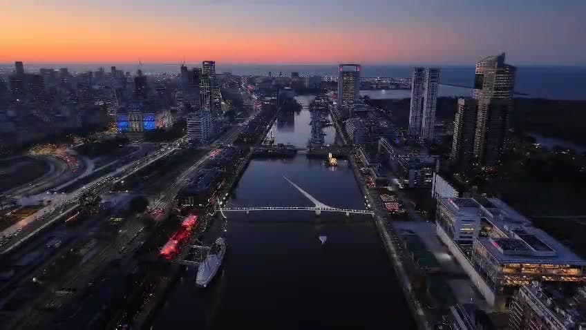 Vista aérea de Puerto Madero, Buenos Aires, al atardecer.
