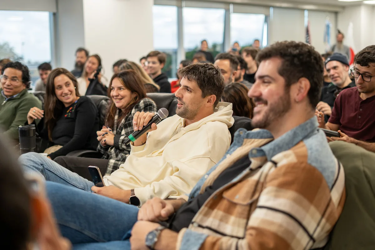 Audiencia siguiendo un pitch.